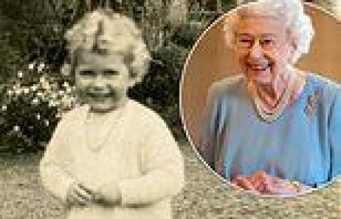 Saturday 28 May 2022 10:28 PM Pictures reveal how the Queen is still adopting the same stance and smile she ... trends now