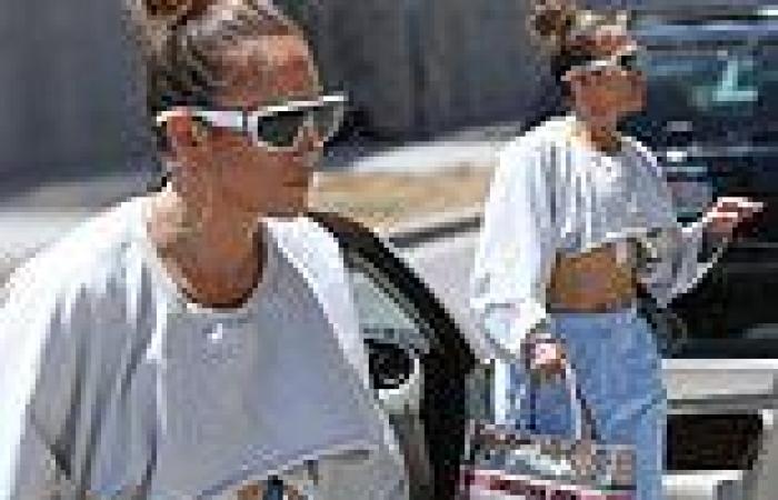 Wednesday 1 June 2022 12:43 AM Jennifer Lopez shows off her taut abs in a cropped sweatshirt on her way to a ... trends now