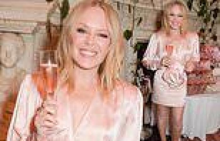 Wednesday 1 June 2022 01:55 AM Kylie Minogue, 54, shows off her youthful looks in a blush satin gown at ... trends now