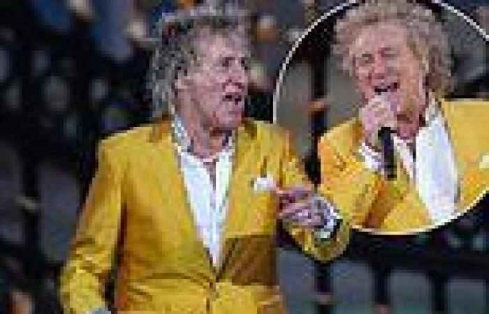 Saturday 4 June 2022 10:46 PM Rod Stewart leaves fans unimpressed as he belts out Sweet Caroline during ... trends now