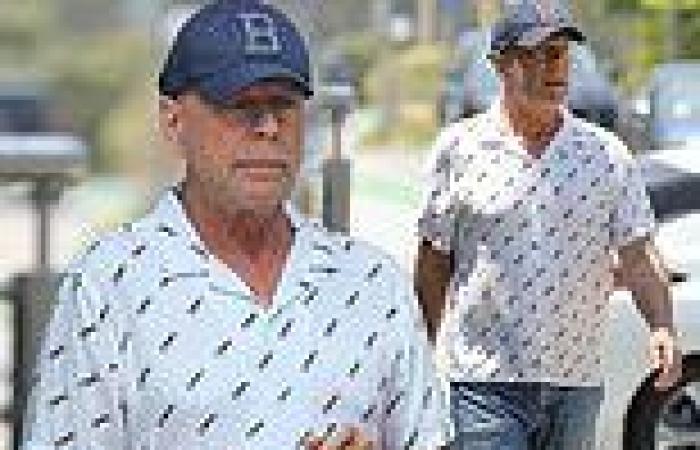 Saturday 4 June 2022 06:25 PM Bruce Willis dons button-down shirt and jeans while grabbing Salt and Straw ice ... trends now