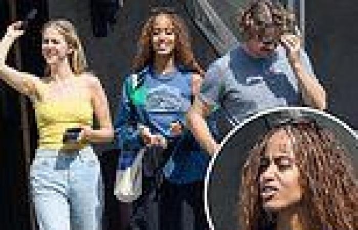 Saturday 4 June 2022 11:58 PM Malia Obama plays it cool in a tank top,necklace and Birkenstock's as she hangs ... trends now