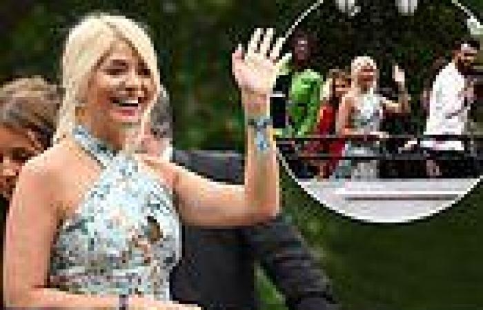 Sunday 5 June 2022 04:46 PM Holly Willoughby flashes her toned arms in a summer dress as she joins the ... trends now