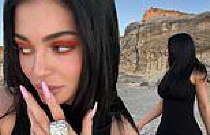Sunday 5 June 2022 08:49 PM Kylie Jenner highlights red eyeshadow and long pink nails while vacationing in ... trends now