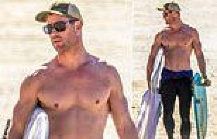Tuesday 7 June 2022 12:25 AM Chris Hemsworth shows off his muscular frame and washboard abs as he goes ... trends now