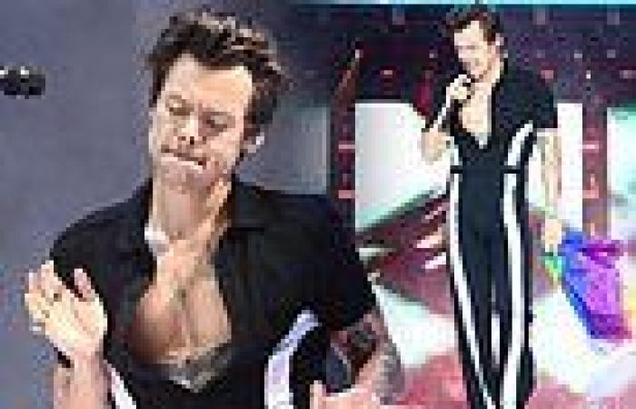 Sunday 12 June 2022 11:31 PM Harry Styles puts on animated display in black bodysuit as he performs ... trends now