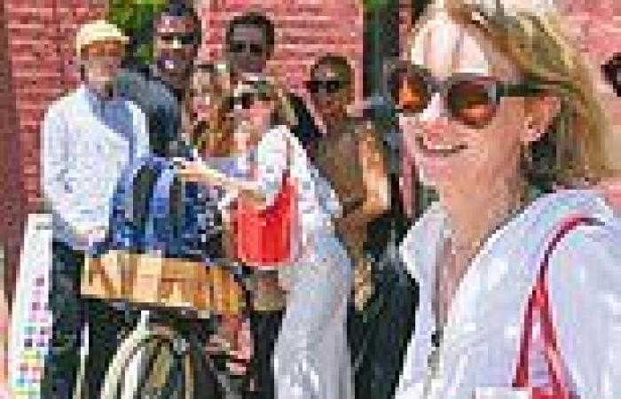 Thursday 16 June 2022 01:37 AM Naomi Watts snaps selfie with ex-husband Liev Schreiber, their children, and ... trends now