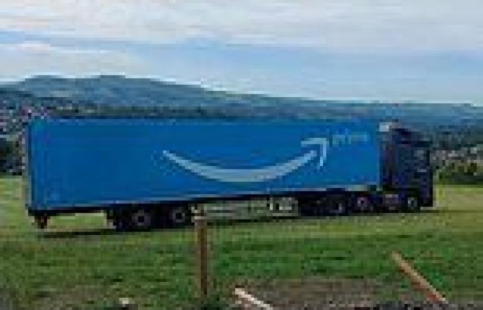 Thursday 16 June 2022 04:46 PM Amazon driver following sat nav gets stuck in country lane before using field ... trends now