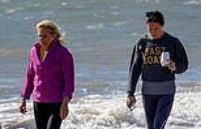 Sunday 19 June 2022 05:04 PM Jill Biden takes her dogs for a walk on windy Rehoboth Beach on Father's Day trends now