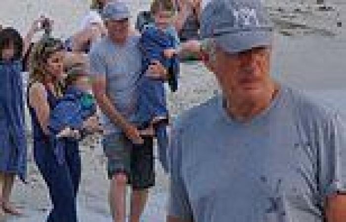 Monday 20 June 2022 08:49 AM Richard Gere, 72, enjoys day at the beach with wife Alejandra Silva, 39, and ... trends now