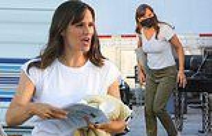 Wednesday 22 June 2022 10:05 AM Jennifer Garner cut a casual figure in jeans as she departs the set of her new ... trends now