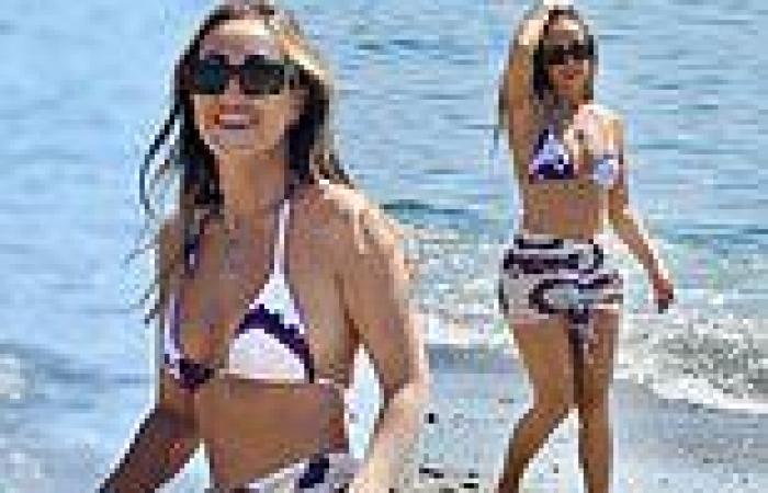 Thursday 23 June 2022 02:17 PM Lauryn Goodman shows off her incredible physique in a purple and white bikini ... trends now