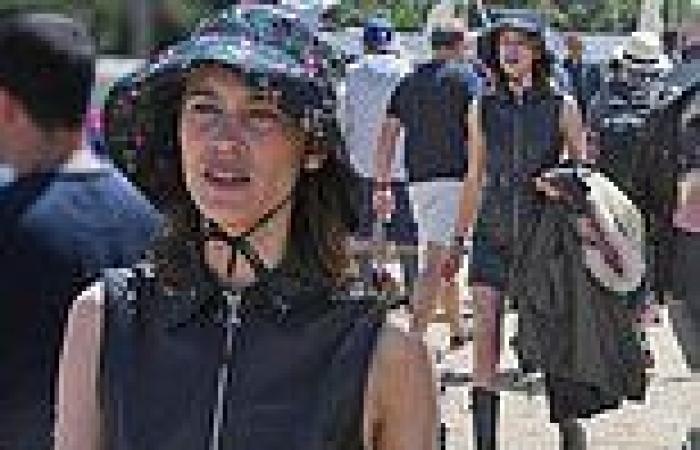 Sunday 26 June 2022 08:12 PM Alexa Chung puts on a leggy display in a black leather zip-up minidress at ... trends now