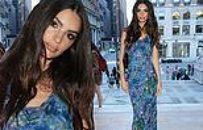 Tuesday 28 June 2022 05:39 AM Emily Ratajkowski looks sensational in a form-fitting blue dress at the Marc ... trends now