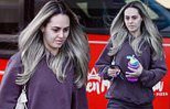 Wednesday 29 June 2022 05:30 AM Mia Fevola goes makeup-free as she visits the nail salon wearing a purple ... trends now