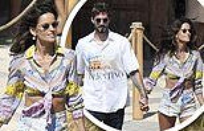 Thursday 30 June 2022 01:45 AM Izabel Goulart flashes her abs as she strolls hand-in-hand with fiancé Kevin ... trends now