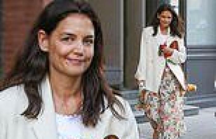 Thursday 30 June 2022 03:51 AM Katie Holmes flashes cute smile while out and about in New York City in long ... trends now