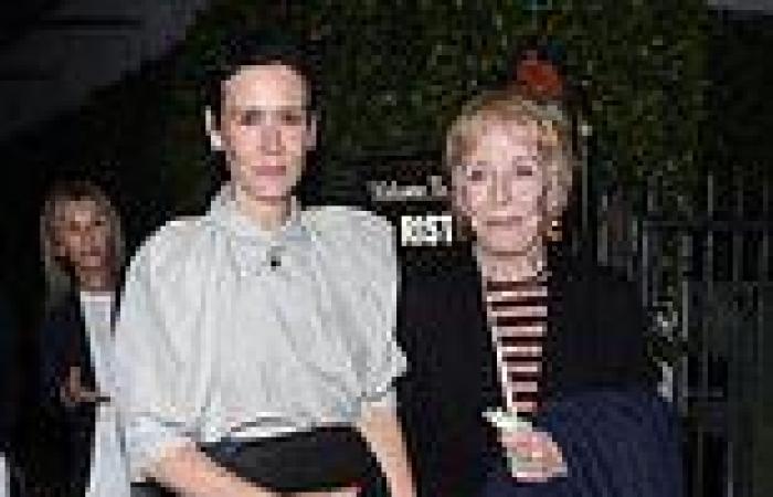 Sunday 3 July 2022 07:45 PM Sarah Paulson, 47, debuts raven pixie cut during date with Holland Taylor, 79, ... trends now