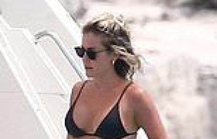 Wednesday 6 July 2022 04:18 PM Kristin Cavallari flaunts bikini body while on yacht with daughter Saylor in ... trends now