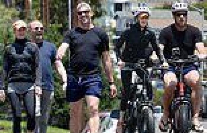 Monday 1 August 2022 09:12 PM Renee Zellweger and boyfriend Ant Anstead enjoy a bike ride with friends in ... trends now