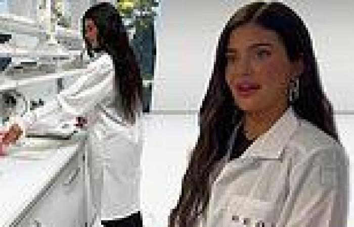 Thursday 4 August 2022 04:07 PM Kylie Jenner's sanitary protocols questioned after she appears in lab clip ... trends now