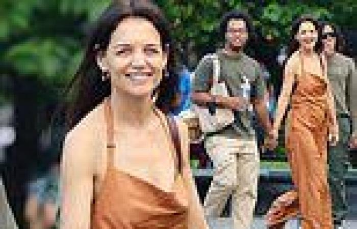 Saturday 6 August 2022 06:40 PM Katie Holmes struggles to contain her laughter as she heads out with boyfriend ... trends now