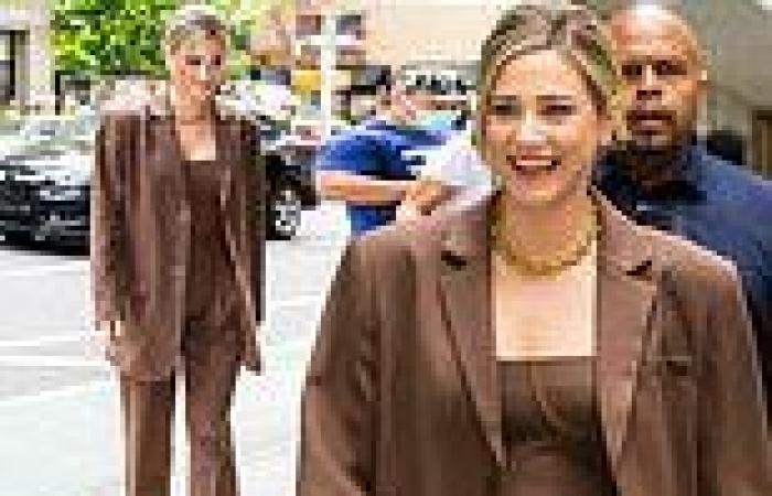 Wednesday 10 August 2022 09:04 PM Lili Reinhart cuts a seriously stylish figure in a light brown pantsuit while ... trends now