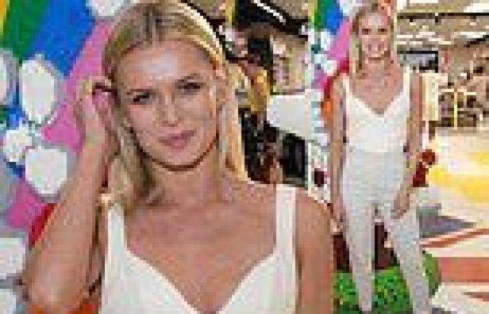 Wednesday 10 August 2022 12:49 AM Strictly's Nadiya Bychkova shows off her chic style in a cream crop top at the ... trends now