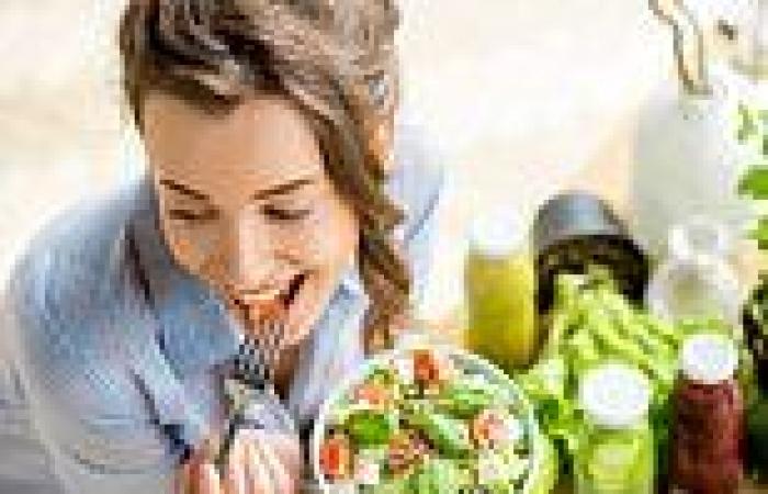 Wednesday 10 August 2022 10:07 PM Eating when you are hungry is the best way to LOSE weight, survey suggests... trends now
