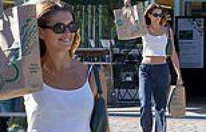 Thursday 11 August 2022 02:46 AM Kaia Gerber bares her flat midriff in a crop top and sweatpants for a casual ... trends now