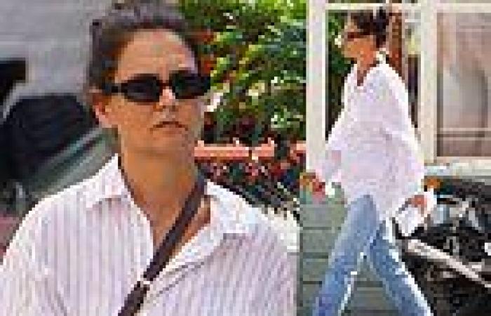 Thursday 11 August 2022 02:19 AM Katie Holmes shows off her effortless style in oversized shirt and jeans while ... trends now
