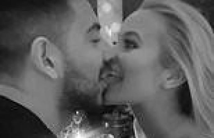 Friday 12 August 2022 03:13 AM Simone Holtznagel slips her tongue into her boyfriend Jono Castano's mouth at ... trends now