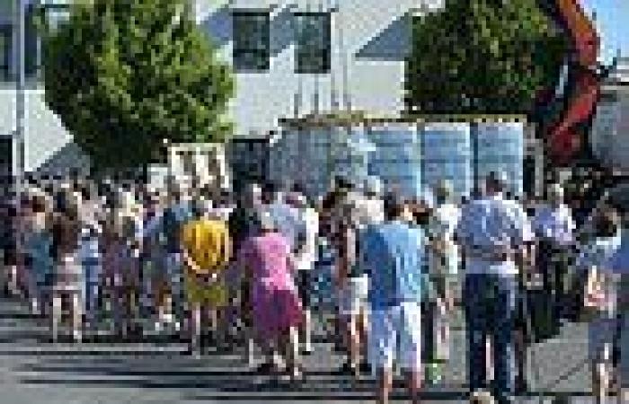 Saturday 13 August 2022 01:34 PM Surrey residents queue for bottled water after waking up to empty taps trends now