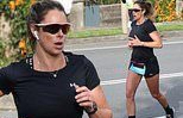 Sunday 14 August 2022 07:43 AM Candice Warner shows off her toned legs in tiny shorts as she participates in ... trends now