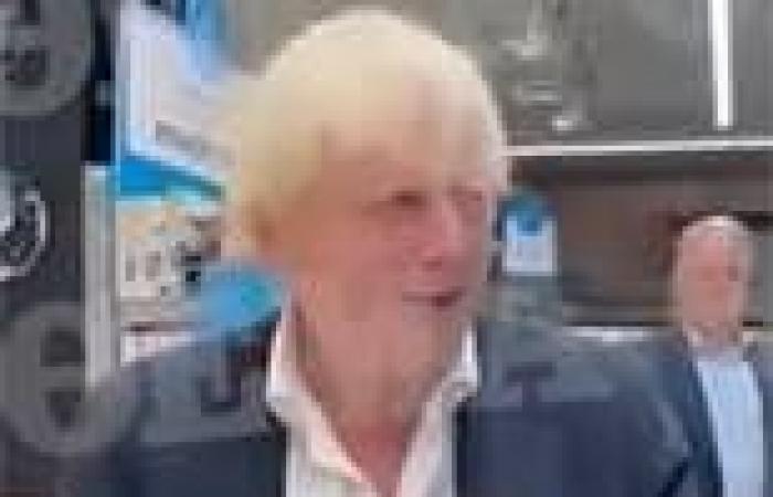 Sunday 14 August 2022 06:58 PM Boris Johnson is spotted in Greece with wife Carrie on his SECOND holiday in ... trends now