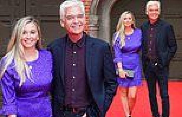 Tuesday 16 August 2022 02:19 AM Phillip Schofield looks in high spirits as he joins daughter Molly at House Of ... trends now