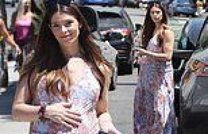 Thursday 18 August 2022 11:37 PM Pregnant Ashley Greene cradles her growing baby bump as she steps out for lunch ... trends now
