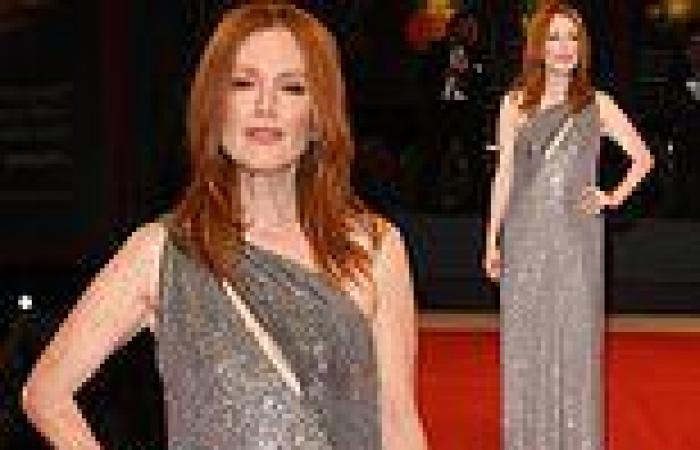Monday 5 September 2022 10:52 PM Julianne Moore amps up the glamour as she attends the Love Life premiere at ... trends now