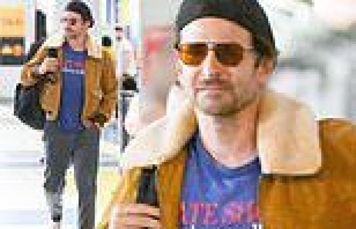 Thursday 15 September 2022 10:11 PM Bradley Cooper stays comfortable in a zip-up jacket while strolling through JFK ... trends now