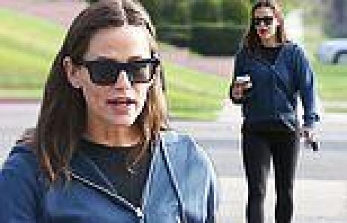 Thursday 15 September 2022 12:26 AM Jennifer Garner goes on a morning walk after she is spotted wearing a diamond ... trends now