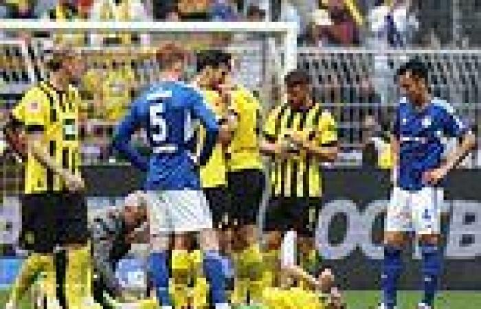 sport news Borussia Dortmund 1-0 Schalke: Marco Reus stretchered off as Youssoufa Moukoko ... trends now