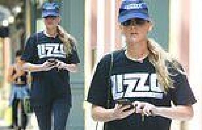 Sunday 18 September 2022 11:14 PM Jennifer Lawrence rocks a casual T-shirt featuring Lizzo's logo while taking a ... trends now