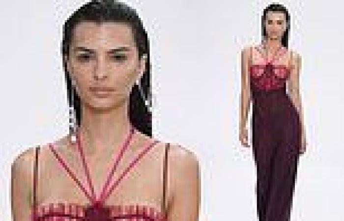 Sunday 18 September 2022 05:50 PM Emily Ratajkowski shows off her sensational figure in a sheer maroon gown on ... trends now