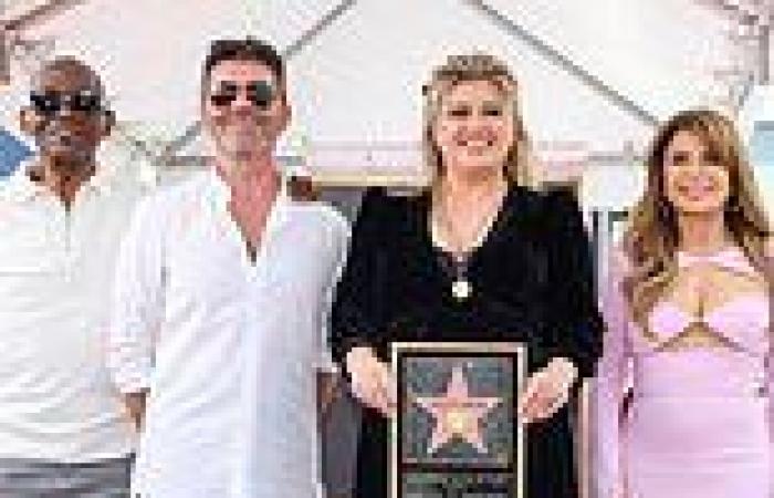 Monday 19 September 2022 09:44 PM American Idol reunion! Kelly Clarkson poses with Simon Cowell, Paula Abdul and ... trends now
