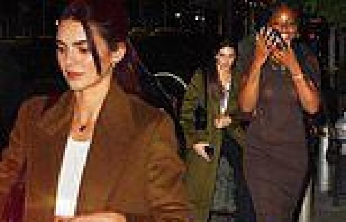Thursday 22 September 2022 08:14 PM Kendall Jenner looks chic in an olive trench coat as she enjoys a night out ... trends now