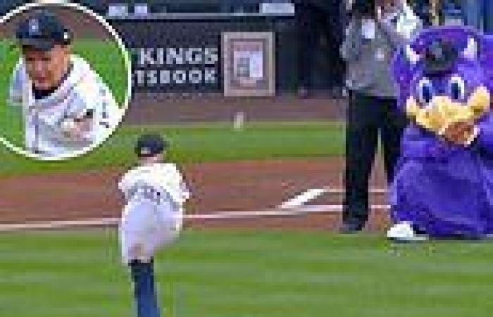 Friday 23 September 2022 11:05 PM Inspiring moment an armless man throws first pitch at Rockies game with his FOOT trends now