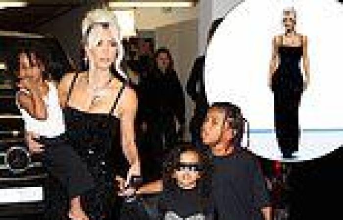 Sunday 25 September 2022 02:14 PM Kim Kardashian oozes glamour after the D&G show with kids Saint, Chicago and ... trends now