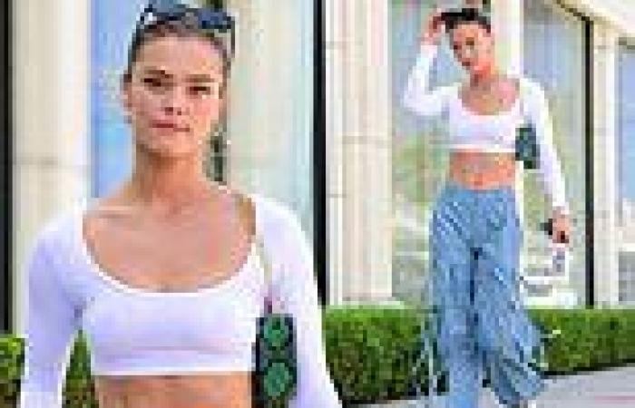 Monday 26 September 2022 11:23 PM Nina Agdal shows off her toned abs in a tiny white crop top trends now