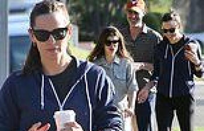 Tuesday 27 September 2022 08:50 PM Jennifer Garner, 50, looks younger than her years as she grabs coffee with ... trends now