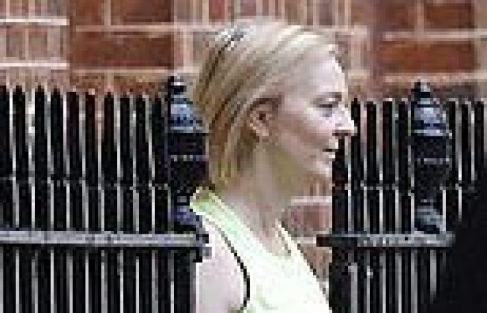 Tuesday 27 September 2022 11:32 AM Liz Truss heads out for early morning work-out as Boris dons running shorts for ... trends now